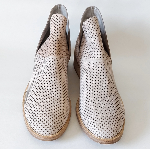 Eileen Fisher Bootie Size 7 Perforated Nubuck Leather Neutral Ankle Stacked Heel - Picture 4 of 15